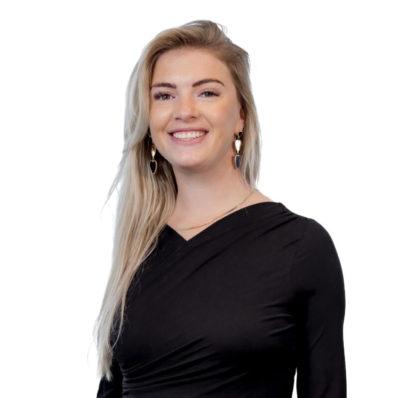 Josephine Spiekerman recruiter HRM, foto van de voorkant lachend naar camera