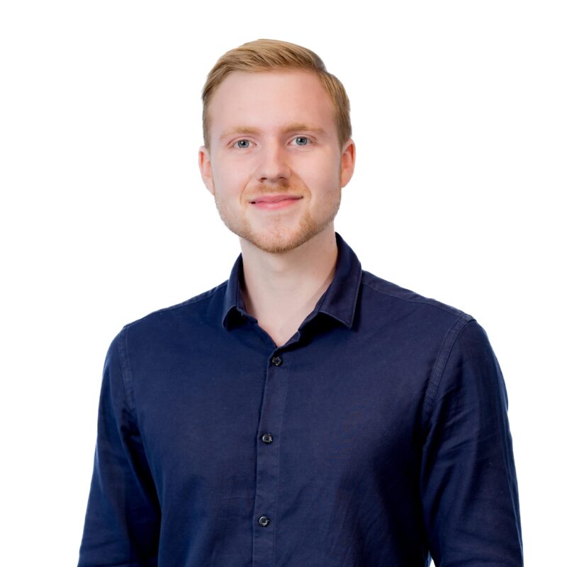 Nick van Grol medewerker sales en marketing, foto van de voorkant lachend naar camera