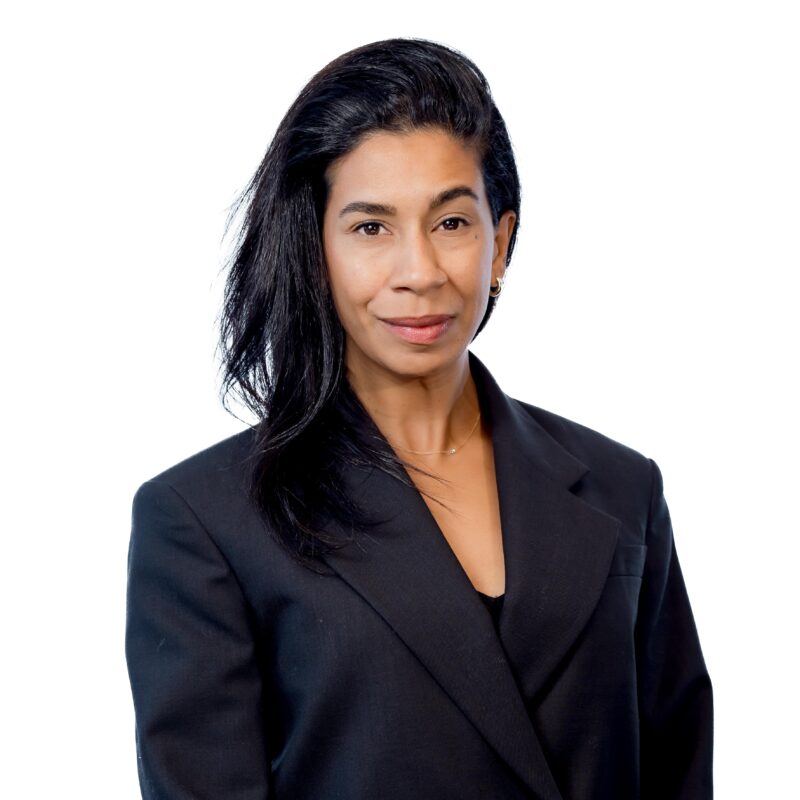 May el Salih recruiter finance, foto van de voorkant lachend naar camera