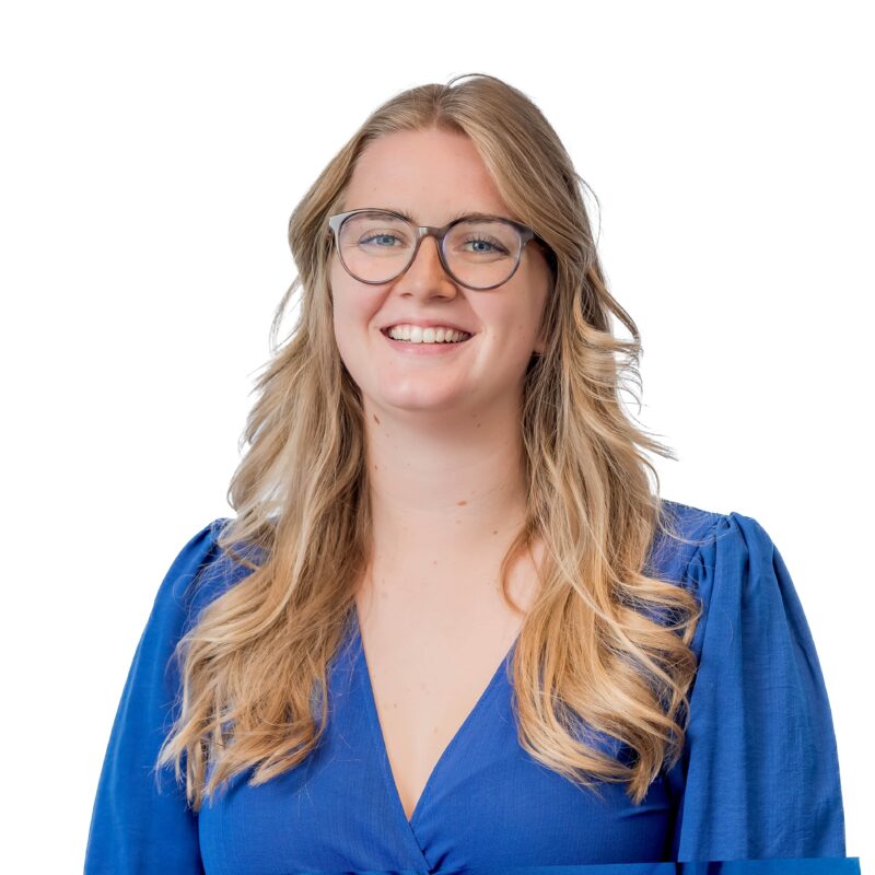 Yentl Poel recruiter finance, foto van de voorkant lachend naar camera