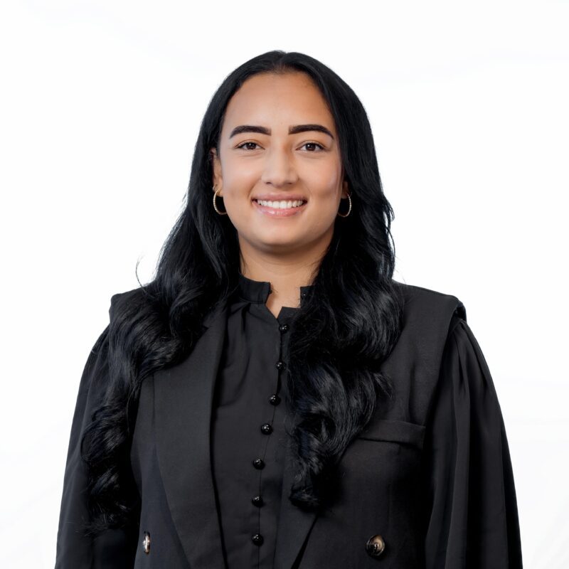 Sharon Zerp recruiter HRM, foto van de voorkant lachend naar camera