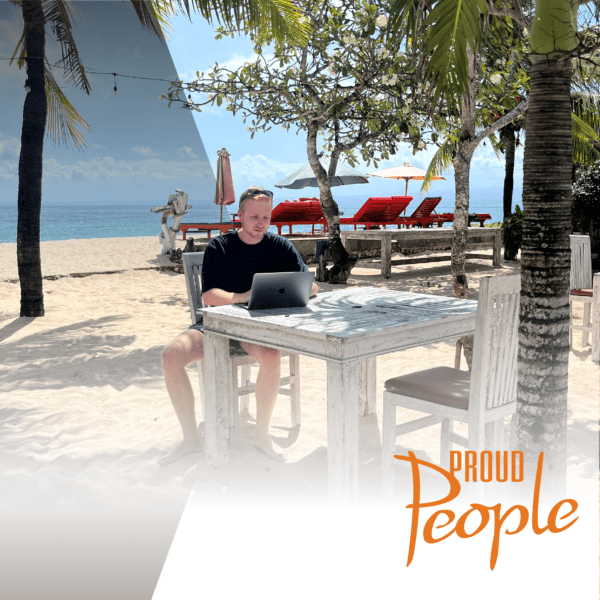 Nick werkt op afstand aan het strand